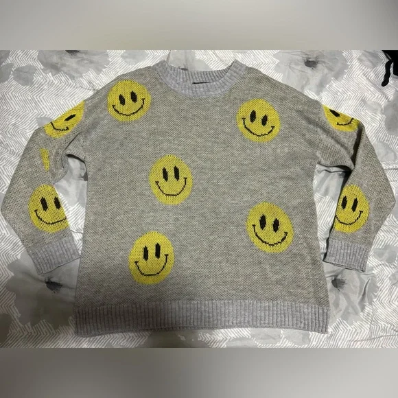 NWOT Just Polly Ny -Grey acrylic sweater with yellow smiley faces - size L - Picture 2 of 7